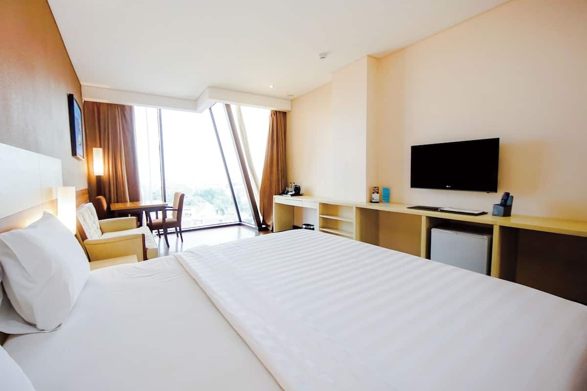 Bộ đồ giường cao cấp, minibar, két bảo mật tại phòng, bàn 