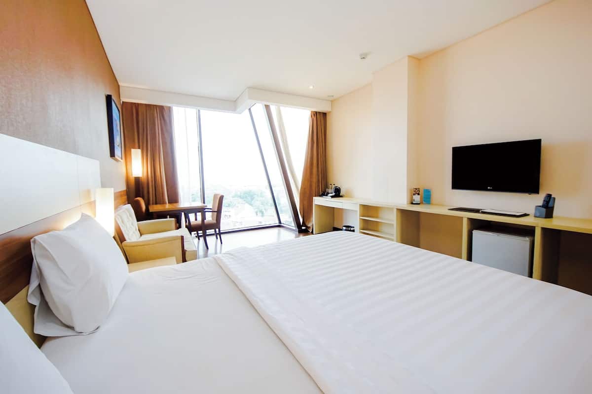 Premium bedding, minibar, in-room safe, desk