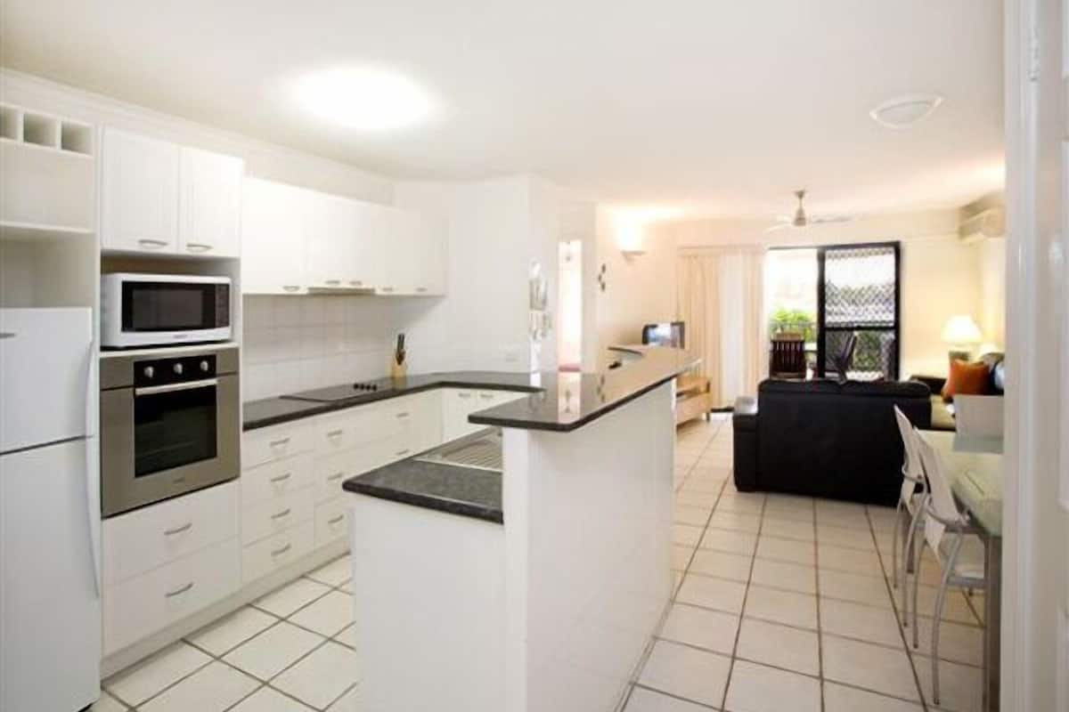 1 Bedroom Ground Floor | Private kitchen | Full-sized fridge, microwave, stovetop, dishwasher