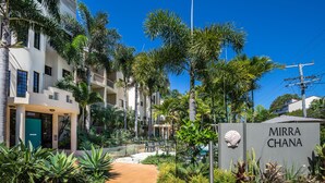 Área residencial com uma placa indicando 