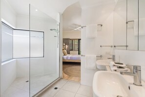 Apartment, 3 Bedrooms (Mid-Level) | Bilik Mandi | Pancuran mandi, pengering rambut, tuala disediakan, tisu tandas 