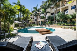 Outdoor pool, a heated pool, pool loungers - Mirra Chana (Mooloolaba)