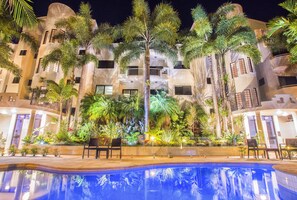 Alberca al aire libre, alberca climatizada y camastros