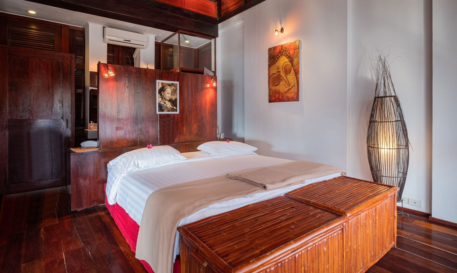 มินิบาร์, โต๊ะทำงาน, ผ้าม่านกันแสง, ห้องเก็บเสียง