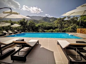 Hồ bơi ngoài trời