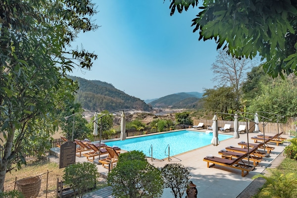 Una piscina al aire libre