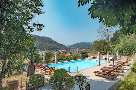 Una piscina al aire libre