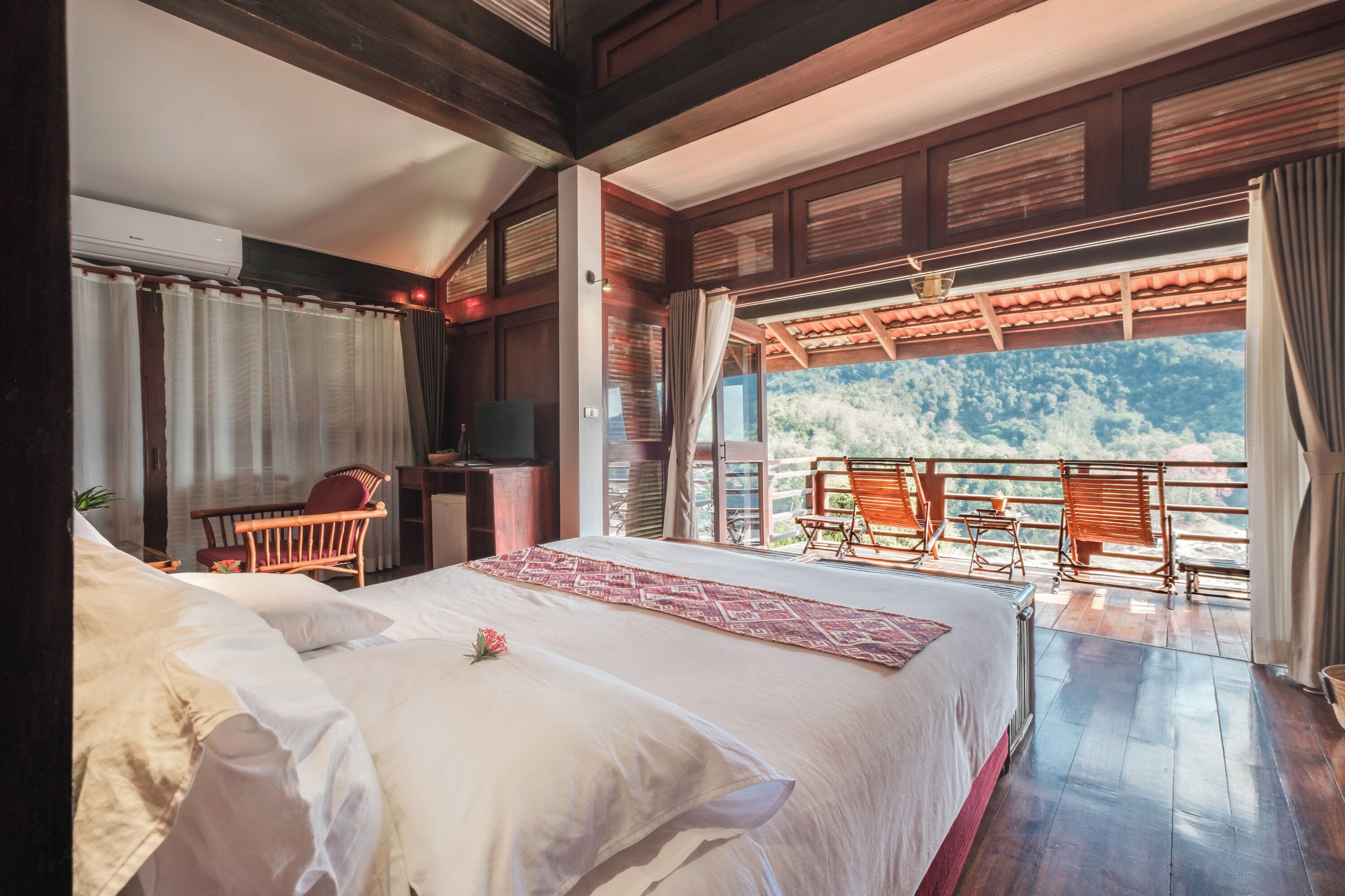 suite, balcony | minibar, desk, blackout curtains, soundproofing