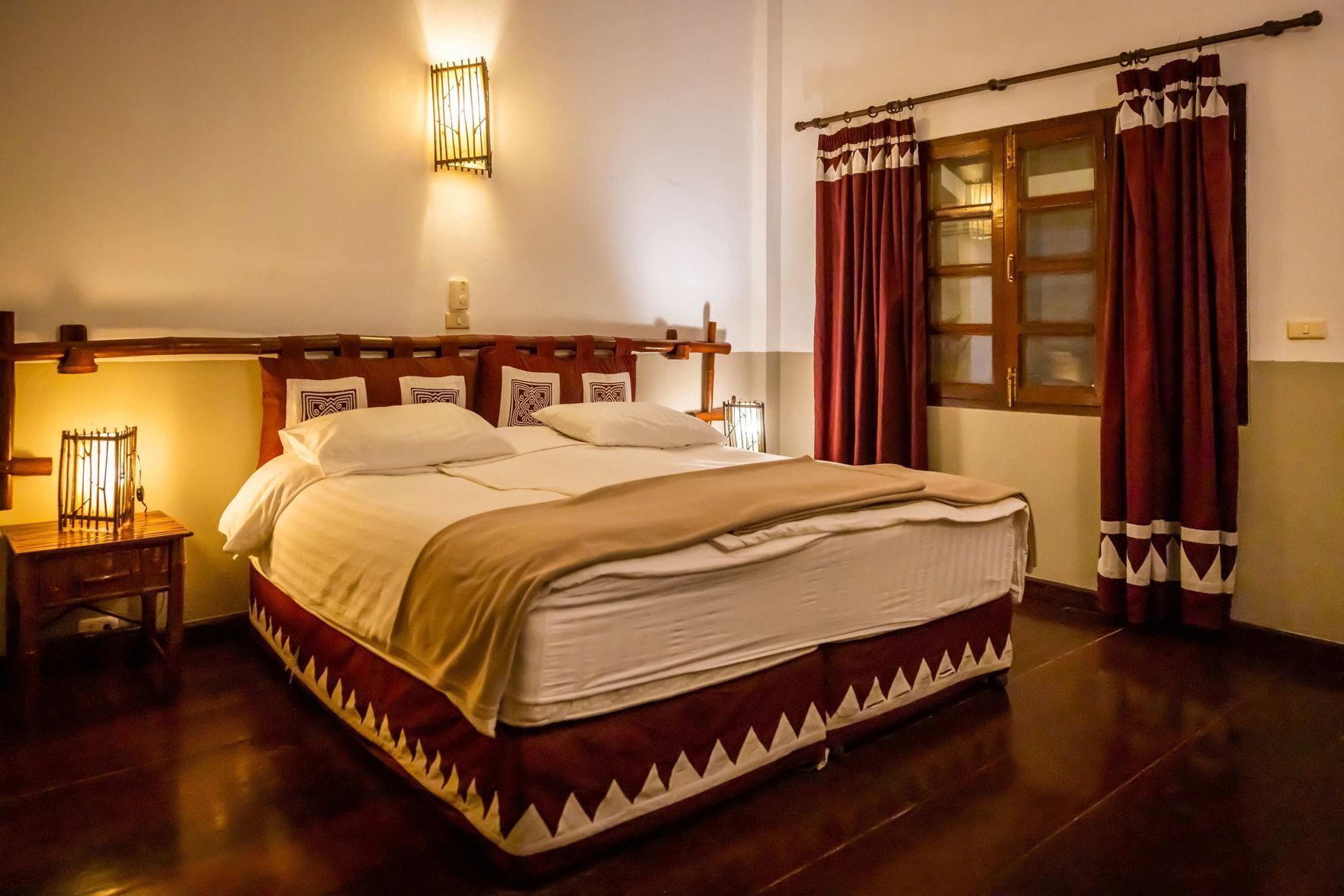 มินิบาร์, โต๊ะทำงาน, ผ้าม่านกันแสง, ห้องเก็บเสียง