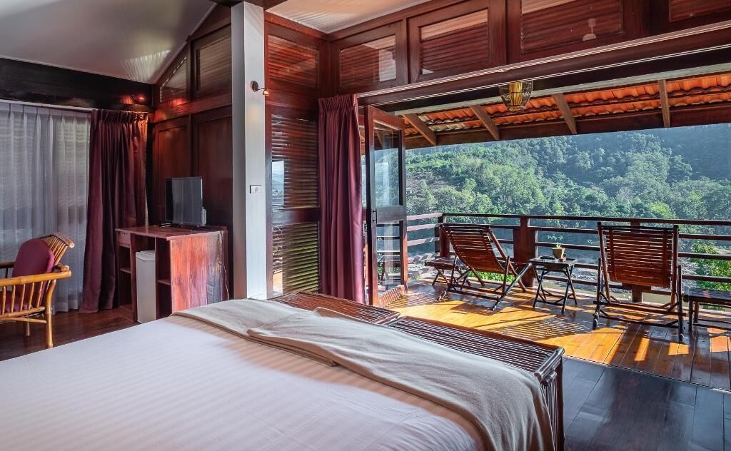 มินิบาร์, โต๊ะทำงาน, ผ้าม่านกันแสง, ห้องเก็บเสียง