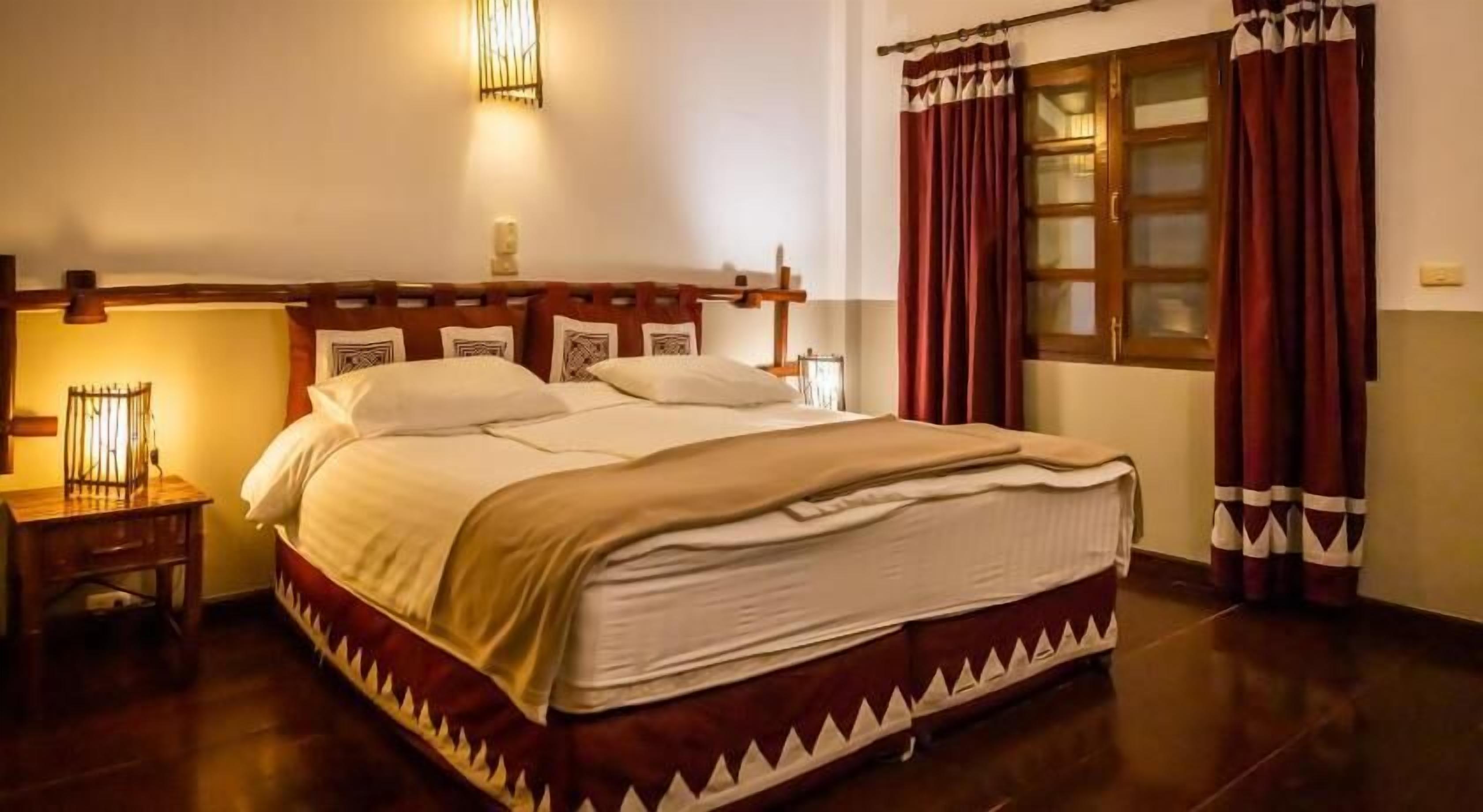 มินิบาร์, โต๊ะทำงาน, ผ้าม่านกันแสง, ห้องเก็บเสียง