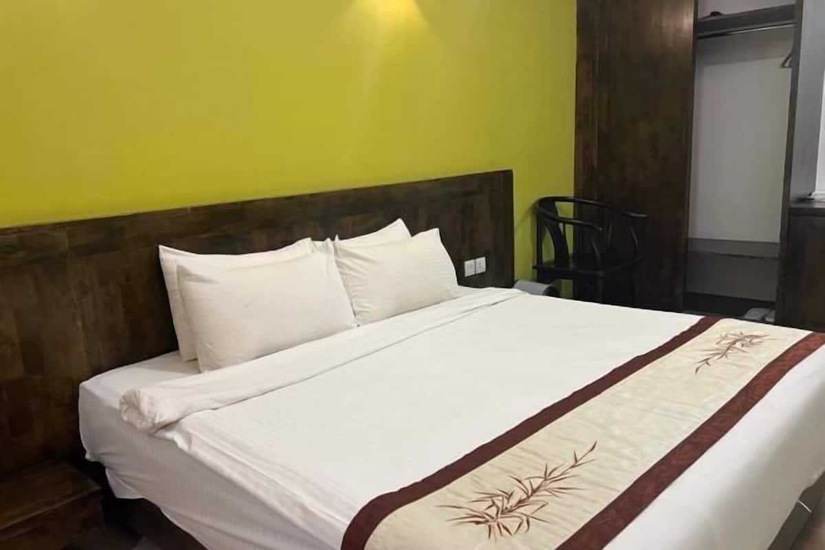 In-room safe, desk, laptop workspace, iron/ironing board