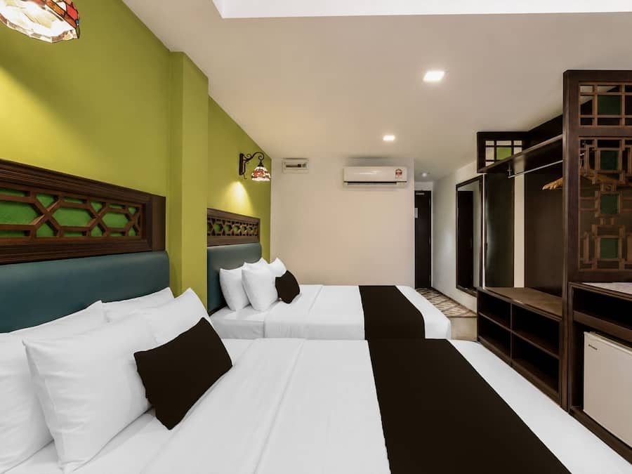 Escritorio, wifi gratis y ropa de cama