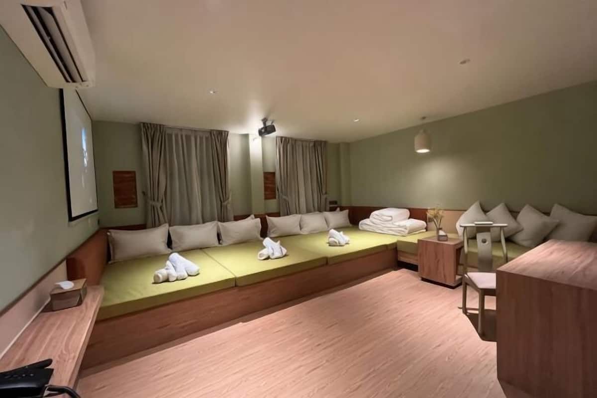 Une chambre d’hôtel avec un grand lit, un bureau, une chaise et une table de chevet.