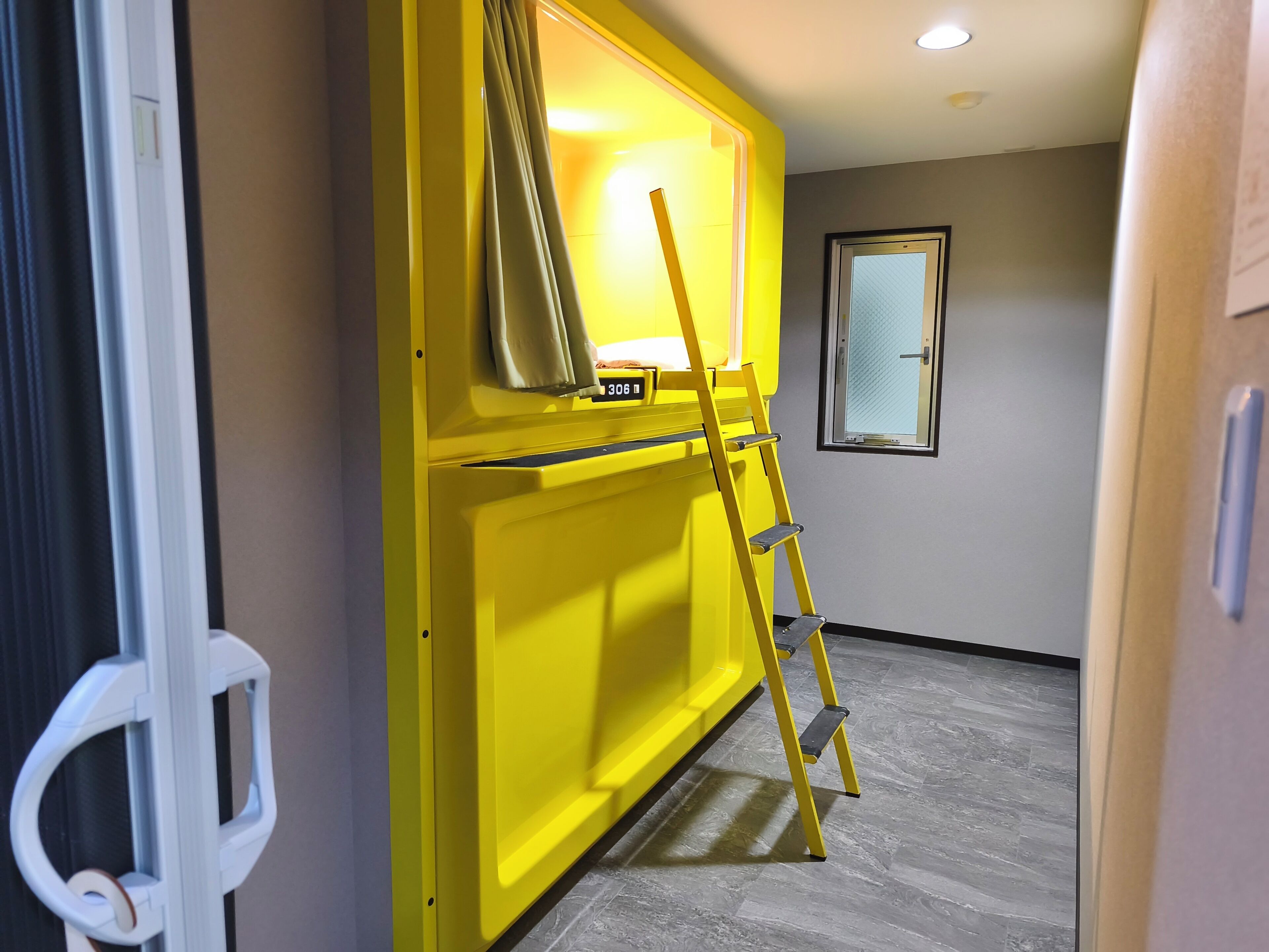 ห้องซิงเกิล, ปลอดบุหรี่, ห้องน้ำรวม (Capsule, renovated) | Wi-Fi ฟรี, ผ้าปูที่นอน