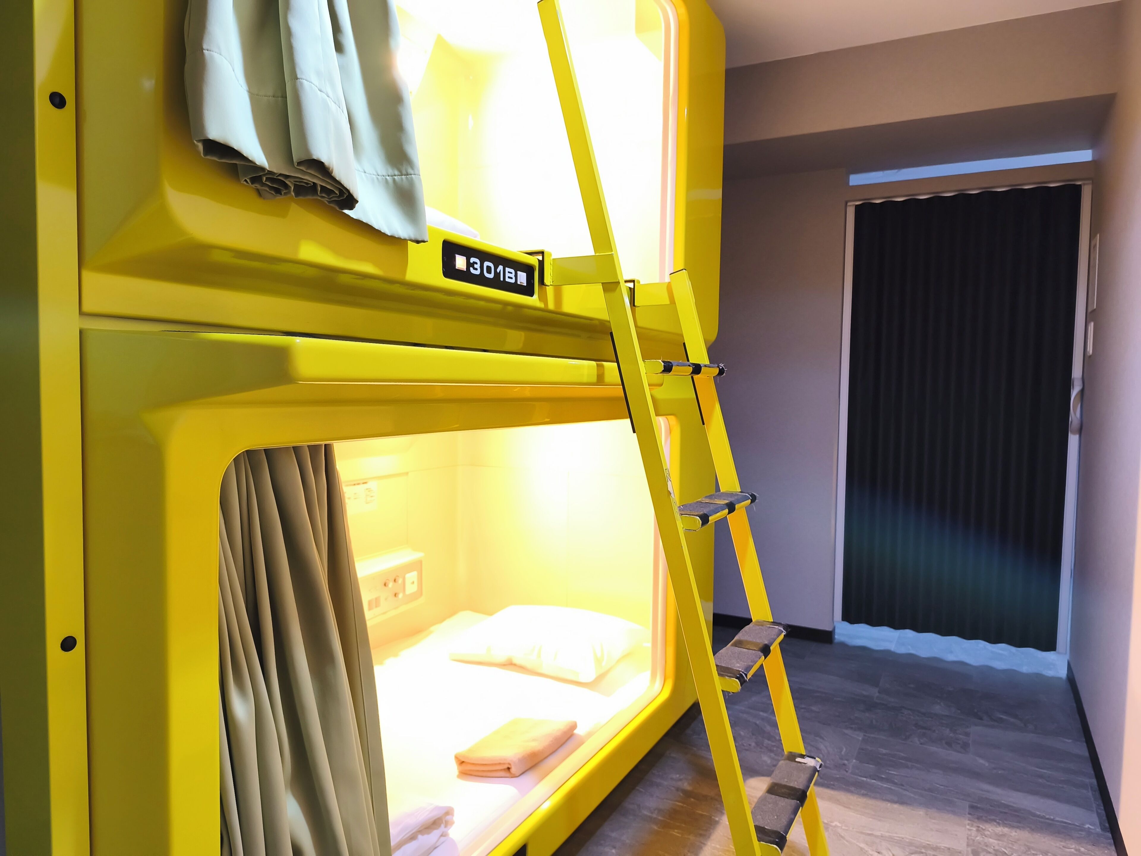 ห้องทวิน, ปลอดบุหรี่, ห้องน้ำรวม (Capsule, renovated) | Wi-Fi ฟรี, ผ้าปูที่นอน