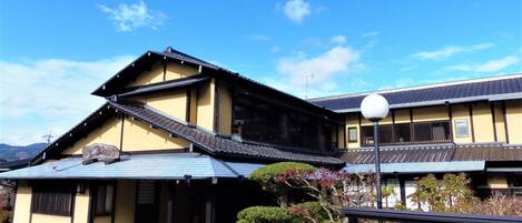 Vista frontal de la propiedad