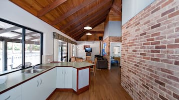 Casa de campo estándar, 2 habitaciones | Cocina privada | Refrigerador, microondas, horno y parrilla de estufa