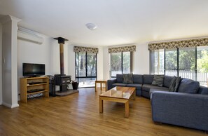 Casa de campo superior, 2 habitaciones | Área de sala de estar | Televisión y reproductor de DVD 