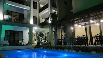 Outdoor pool, pool umbrellas, sun loungers