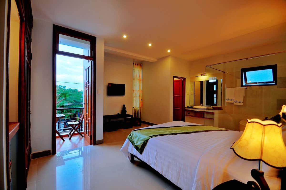 Phòng Deluxe, ban công | Minibar, két bảo mật tại phòng, bàn 