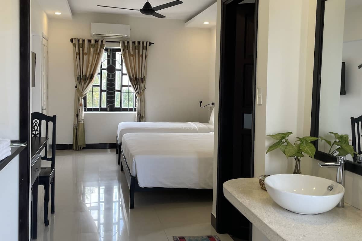 Phòng 3 | Minibar, két bảo mật tại phòng, bàn 