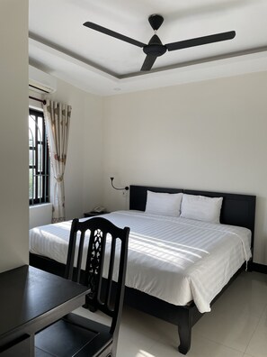 Een minibar, een kluis op de kamer, een bureau, een laptopwerkplek