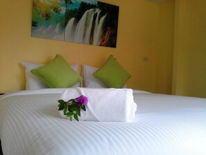 Egyptian cotton sheets, down comforters, memory foam beds, in-room safe - Think & Retro Cafe Lipa Noi Samui (Koh Samui)