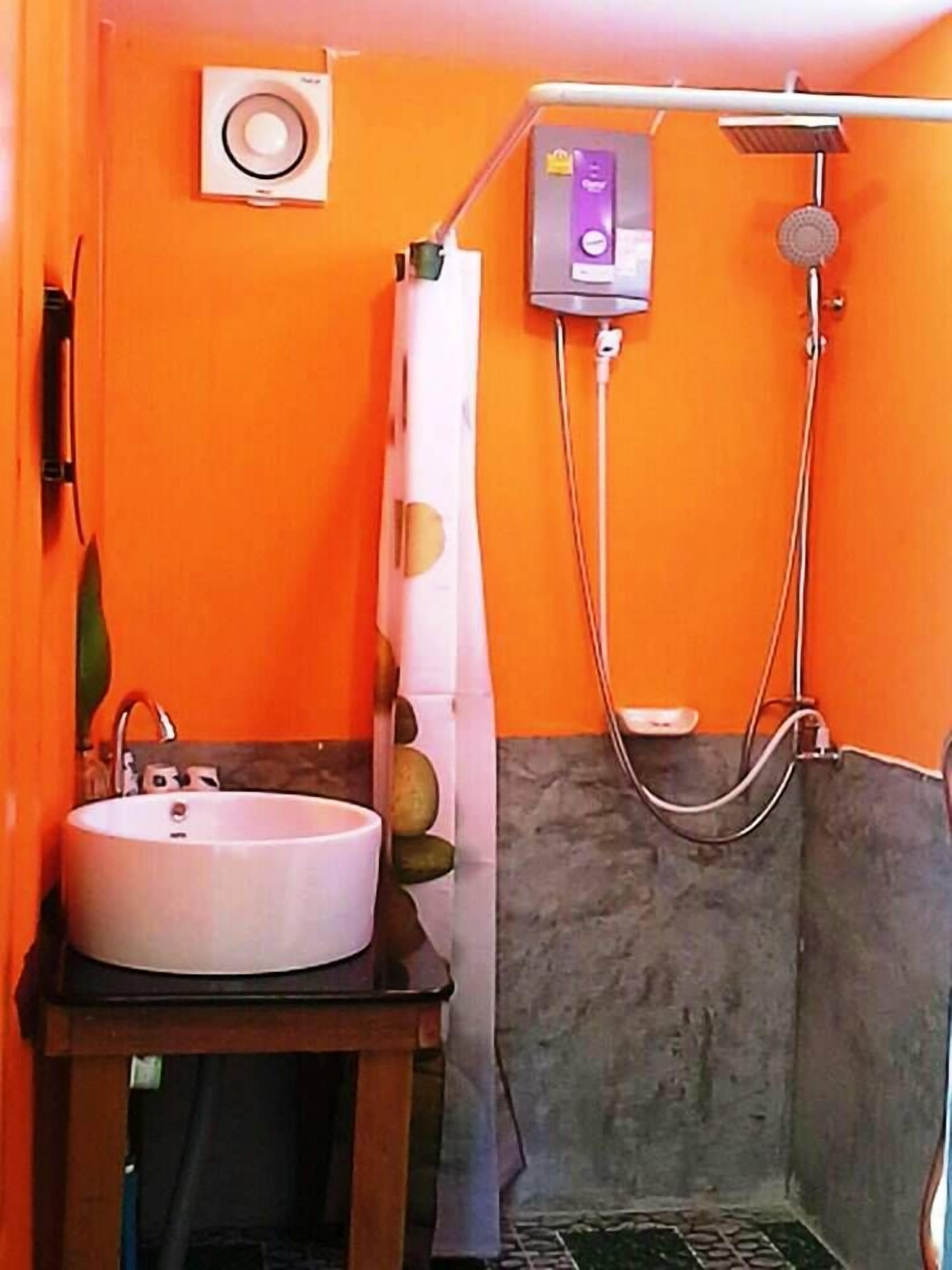 shower, rainfall showerhead, free toiletries, hair dryer