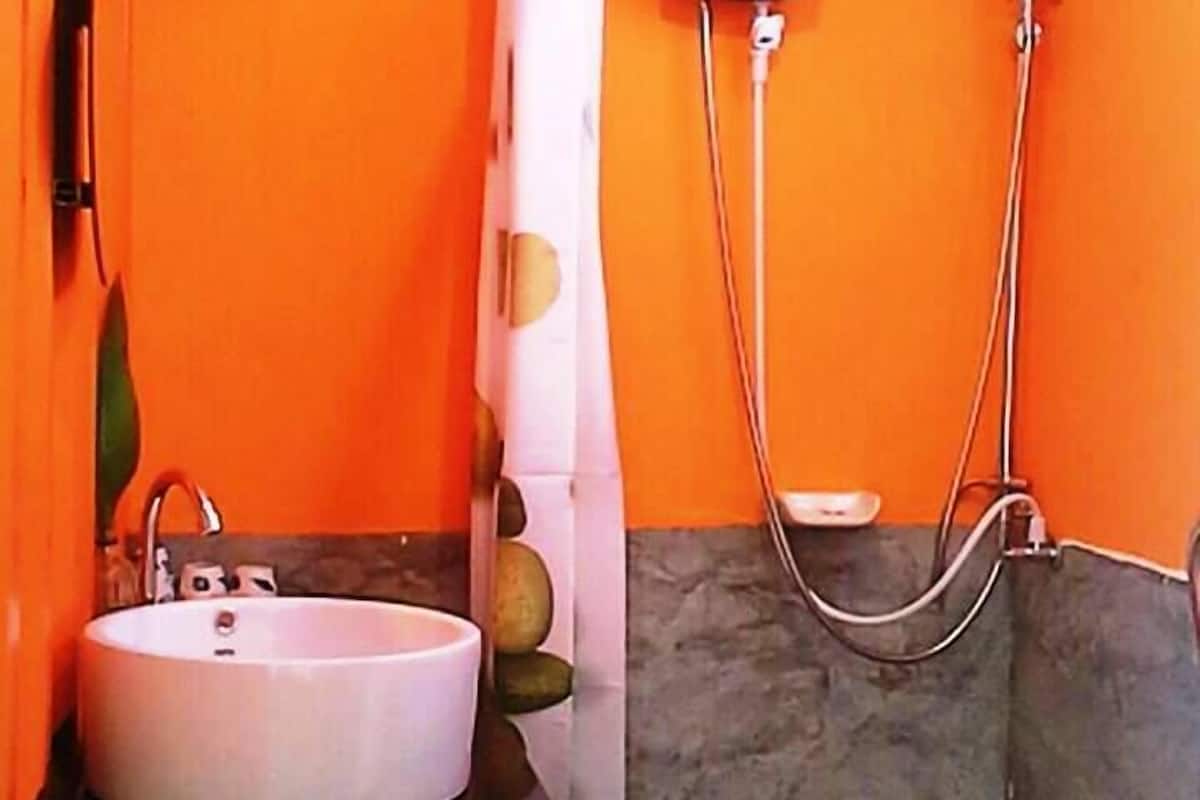 shower, rainfall showerhead, free toiletries, hair dryer