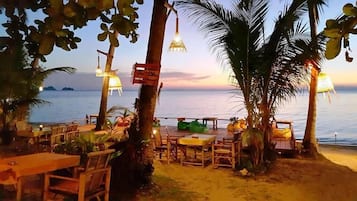 Breakfast, lunch, dinner served; Thai cuisine