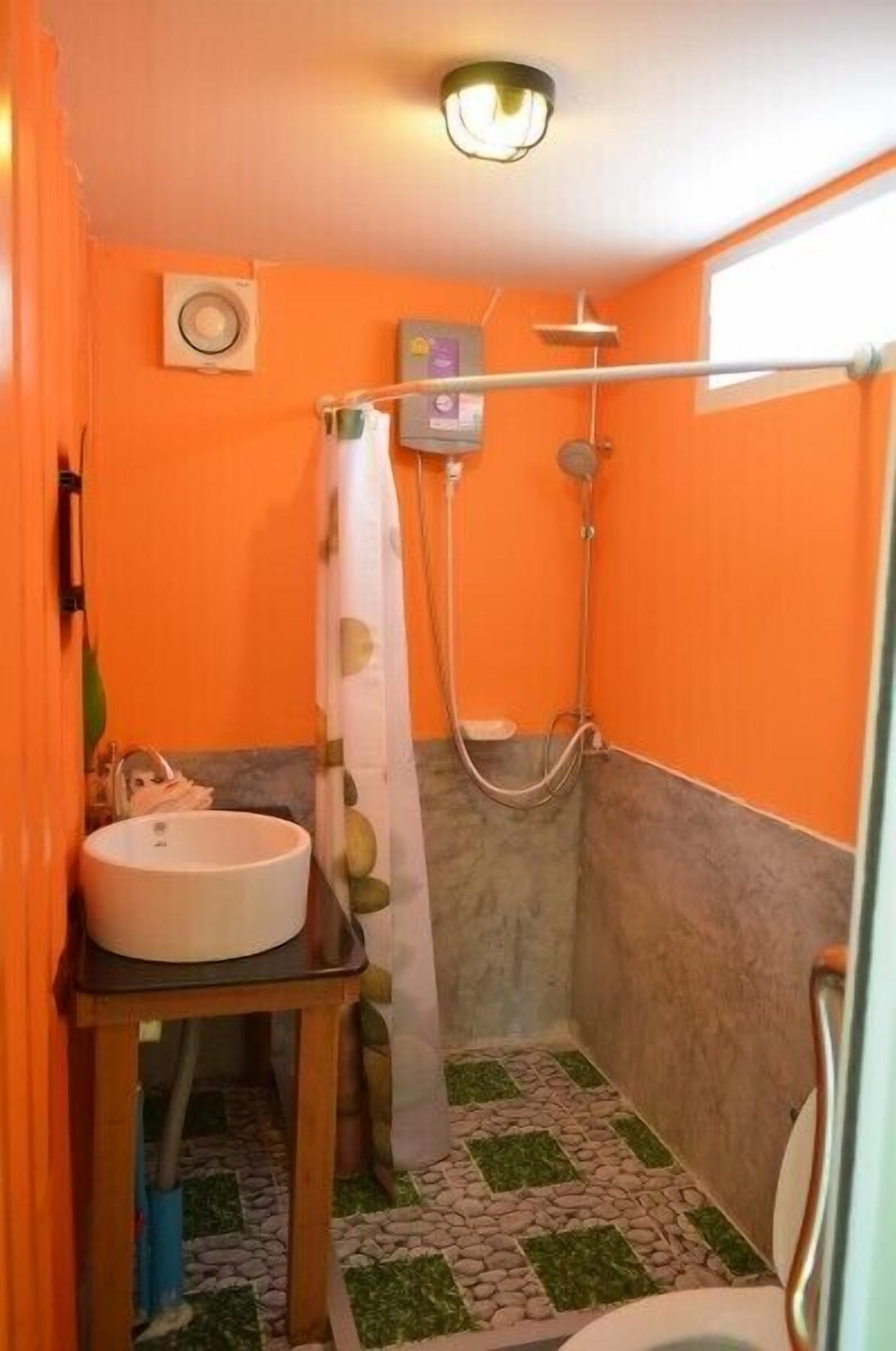 shower, rainfall showerhead, free toiletries, hair dryer