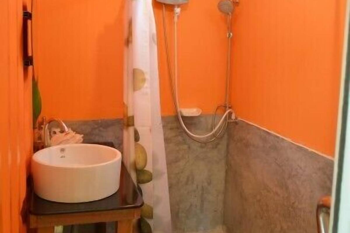 shower, rainfall showerhead, free toiletries, hair dryer