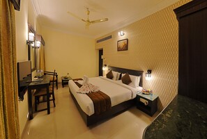 Een minibar, een kluis op de kamer, een bureau, geluiddichte muren