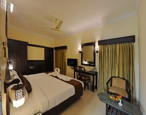 Minibar, brankas, meja kerja, dan kedap suara