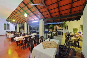 2 restoran dengan sajian masakan lokal