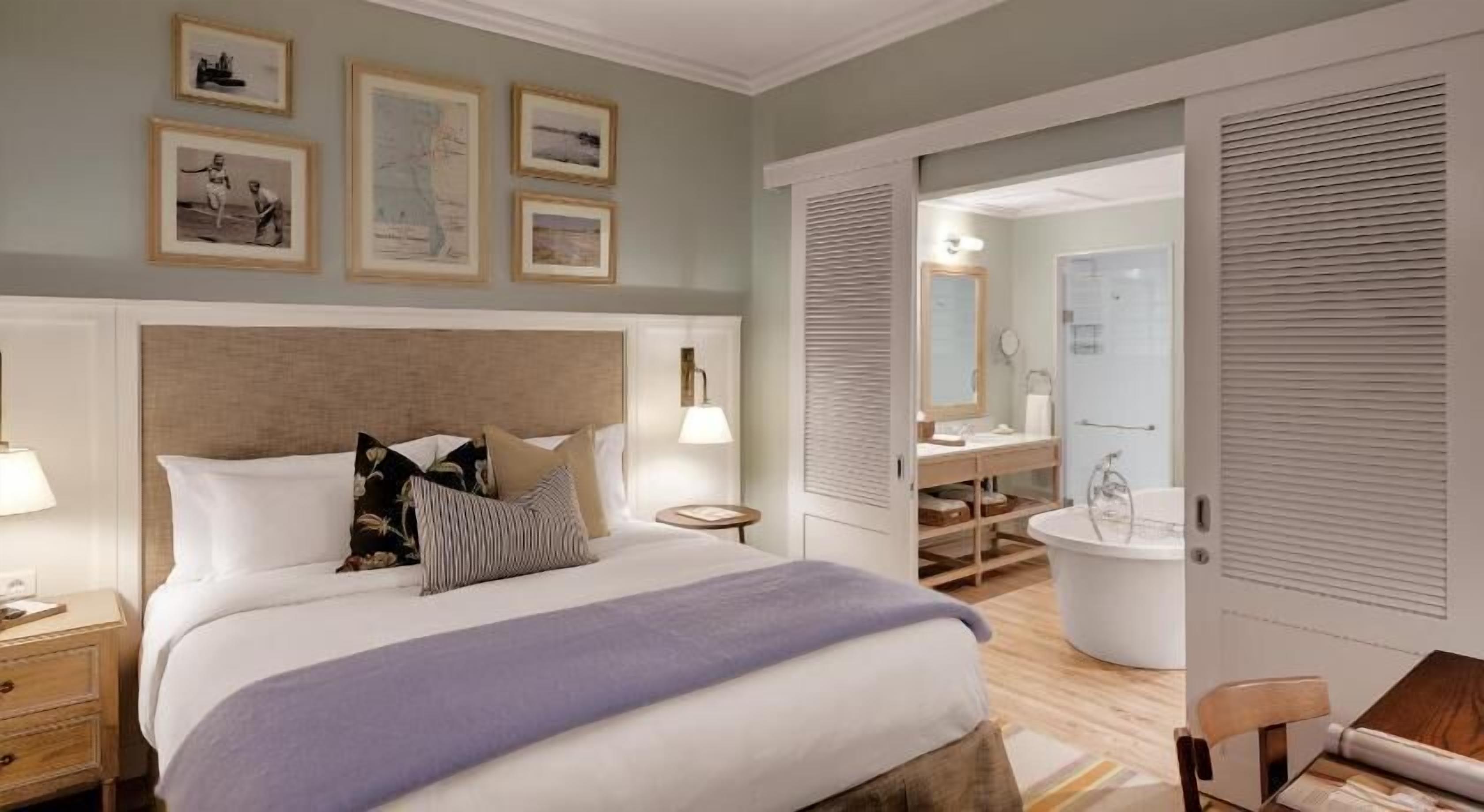 Minibar, caja de seguridad en la habitación y escritorio 