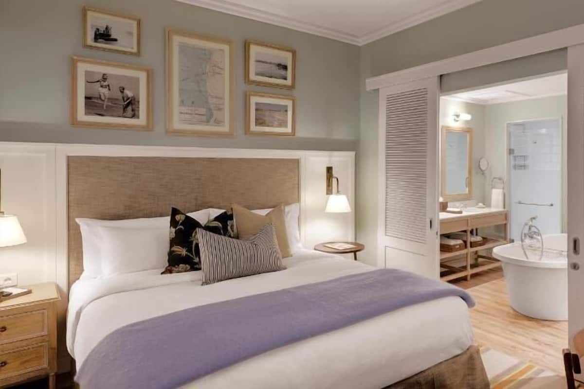 Minibar, caja de seguridad en la habitación y escritorio