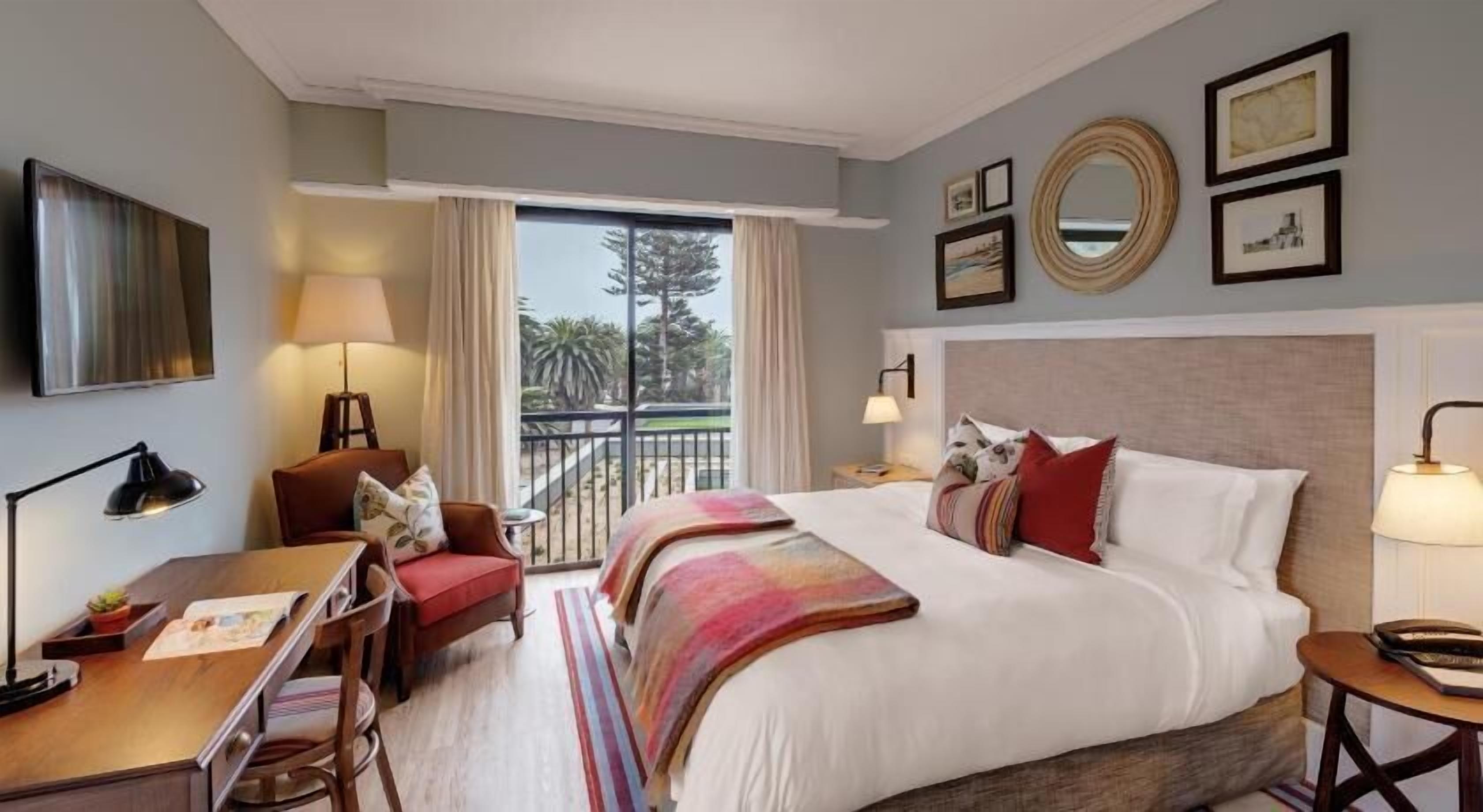 Minibar, caja de seguridad en la habitación y escritorio 