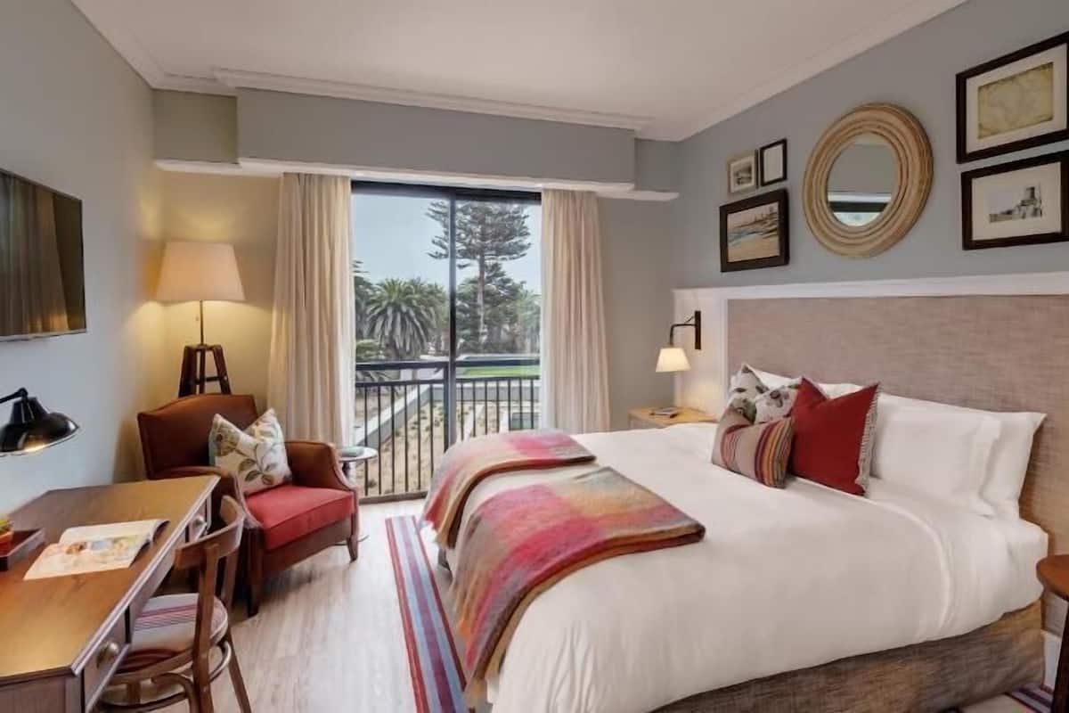 Minibar, caja de seguridad en la habitación y escritorio