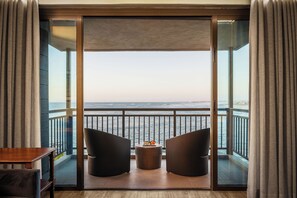 Luxe suite | Een minibar, een kluis op de kamer, een bureau, geluiddichte muren