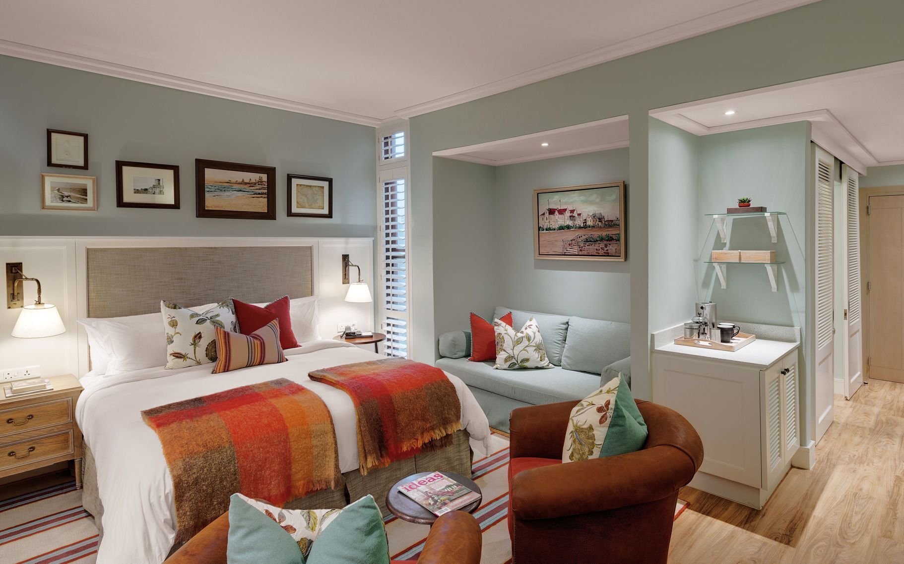 Minibar, caja de seguridad en la habitación y escritorio 