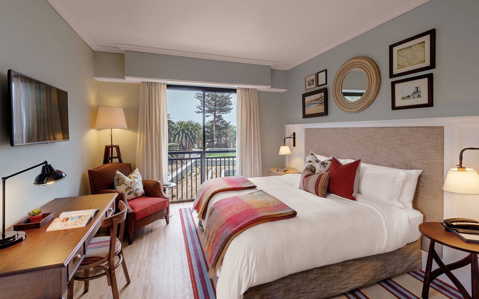 Minibar, caja de seguridad en la habitación y escritorio 