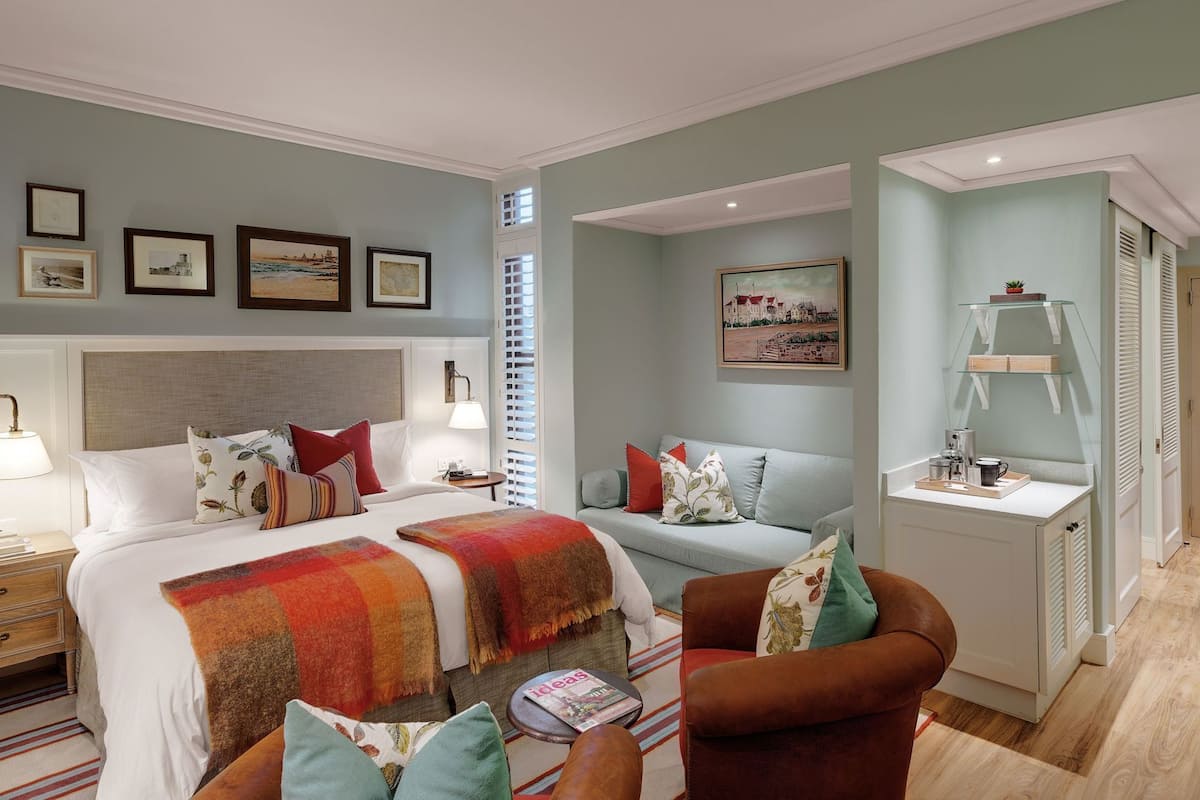 Minibar, caja de seguridad en la habitación y escritorio