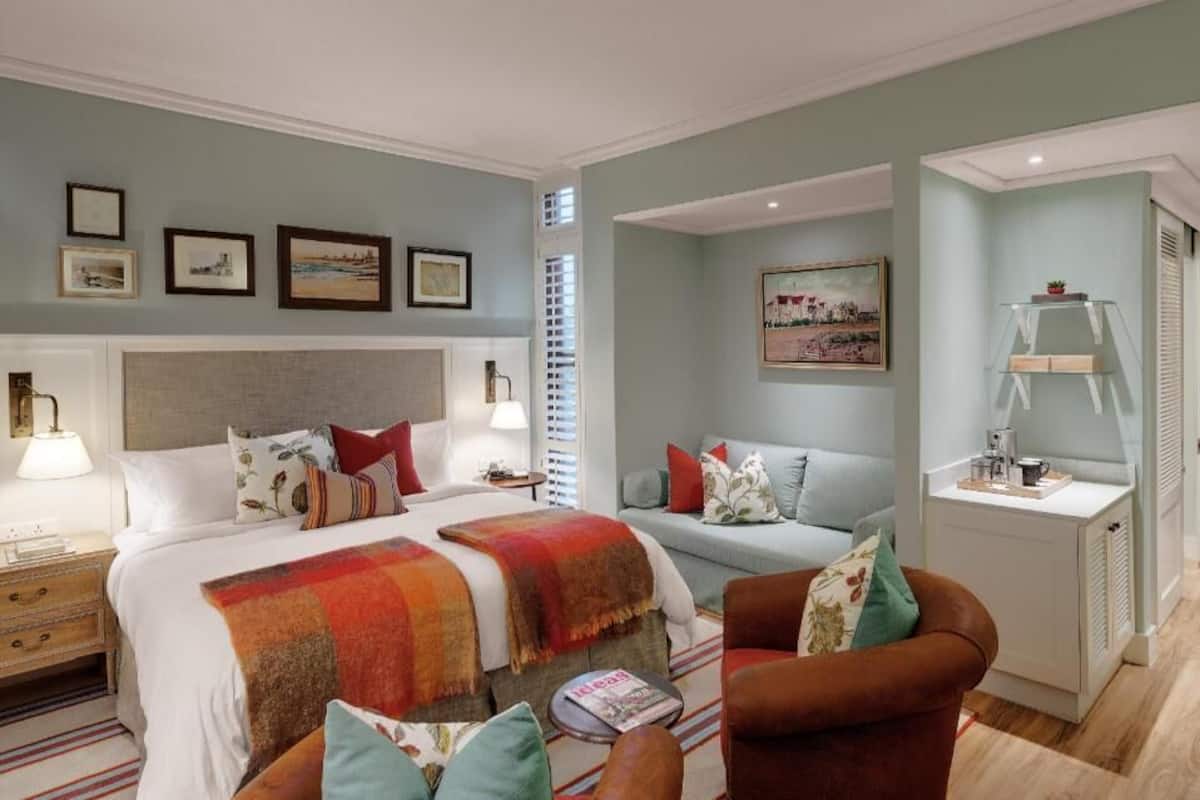 Minibar, caja de seguridad en la habitación y escritorio