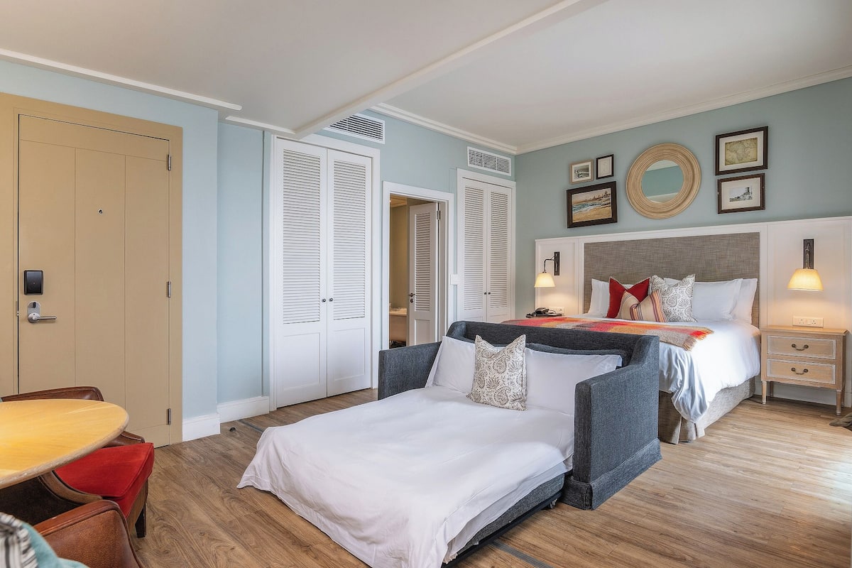 Standard Family Room | 1 sovrum, minibar, värdeförvaringsskåp på rummet och skrivbord