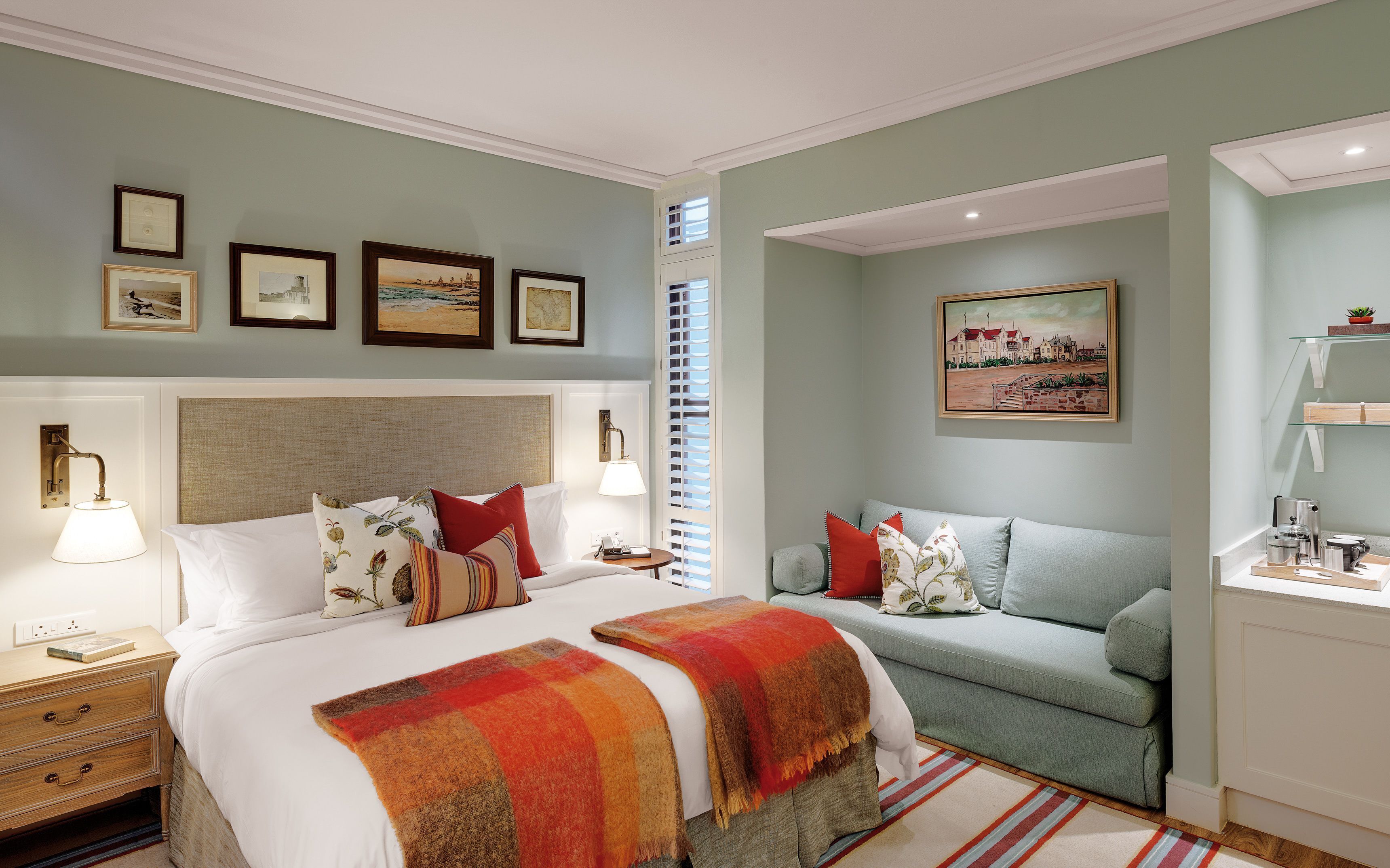 Minibar, caja de seguridad en la habitación y escritorio 