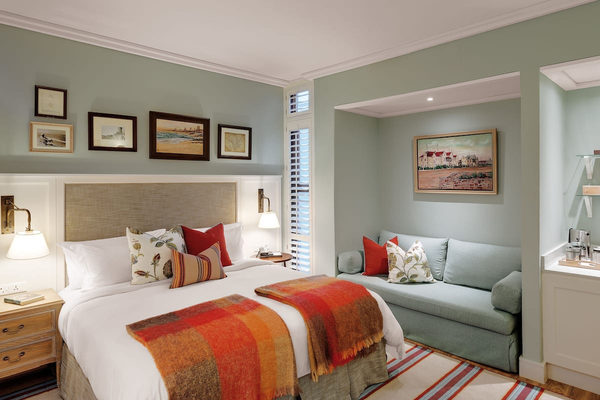 Minibar, caja de seguridad en la habitación y escritorio