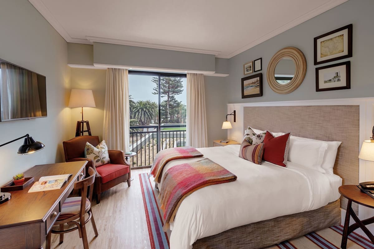 Minibar, caja de seguridad en la habitación y escritorio