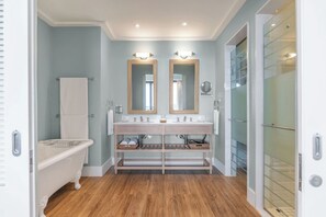 Junior Suite | Bathroom | Shower, free toiletries, hair dryer, towels